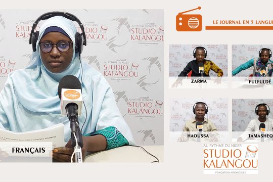 Les présentateurs des journaux sur le plateau du Studio Kalangou