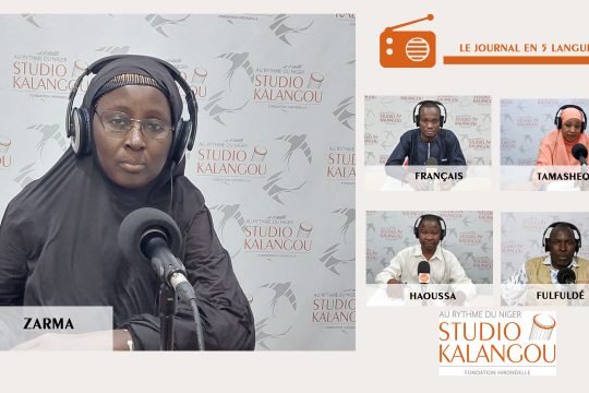 Les présentateurs des journaux sur le plateau du Studio Kalangou