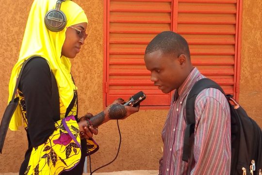 Nassamou Moutari, un étudiant malvoyant de l’université suisse de Niamey au micro de Roukayatou Abdourahmane