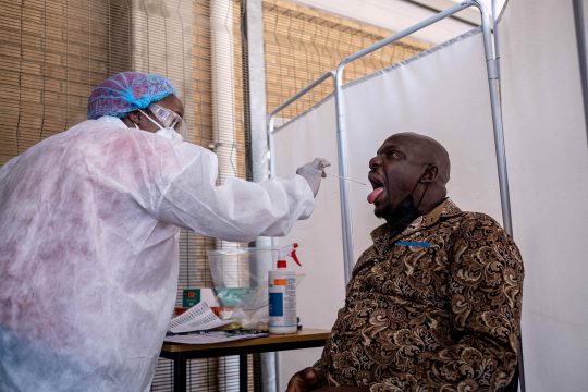 Un travailleur de la santé effectue un test PCR Covid-19 au laboratoire Lancet de Johannesburg