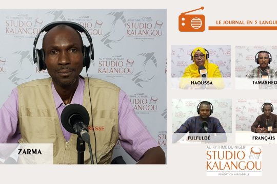 Les présentateurs des journaux sur le plateau du Studio Kalangou