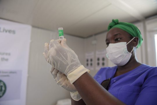 une infirmière tenant une dose du vaccin covid19