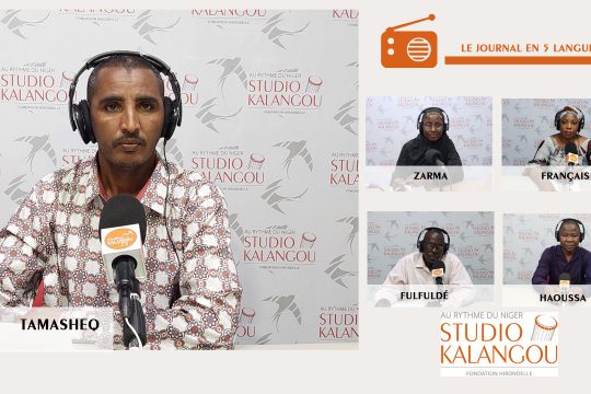 Les présentateurs des journaux sur le plateau du Studio Kalangou