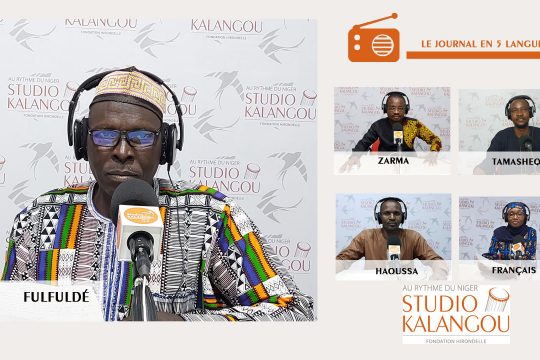 Les présentateurs des journaux sur le plateau du Studio Kalangou