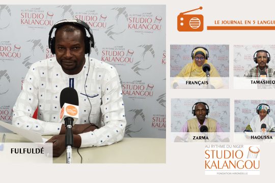 Les présentateurs des journaux sur le plateau du Studio Kalangou