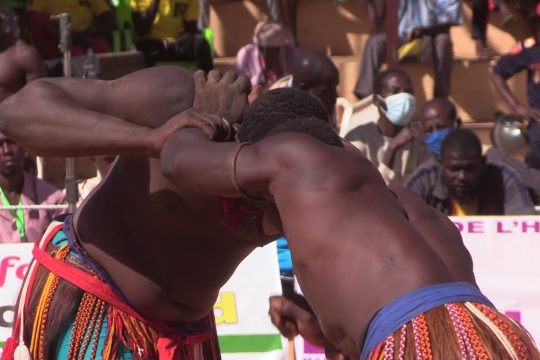 Opposition entre deux lutteurs dans l'arène de lutte de Niamey à la 42e édition du sabra national