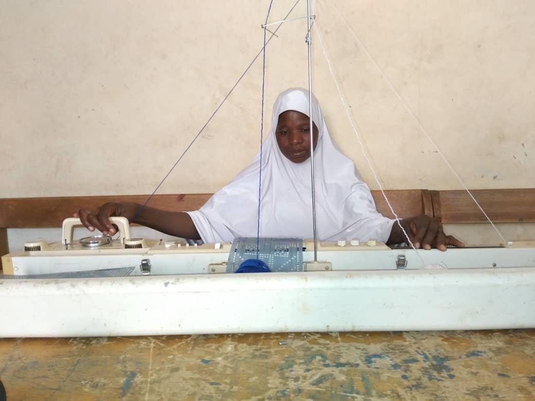 Maimouna Issa, jeune fille handicapée locomotrice d’Agadez qui a fait du tricotage