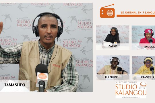 Les présentateurs des journaux sur le plateau du Studio Kalangou