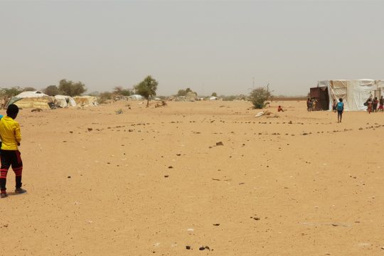 Un enfant se rendant à l'école sur le site des déplacés d'Ayorou, le 12 avril 2021.