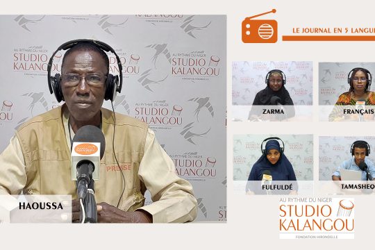 Les présentateurs des journaux sur le plateau du Studio Kalangou