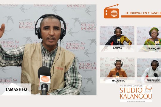 Les présentateurs des journaux sur le plateau du Studio Kalangou