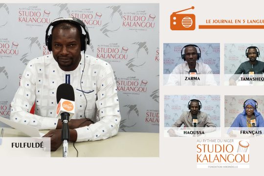 Les présentateurs des journaux sur le plateau du Studio Kalangou