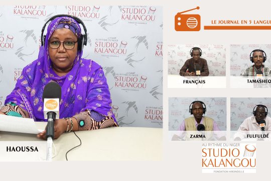 Les présentateurs des journaux sur le plateau du Studio Kalangou