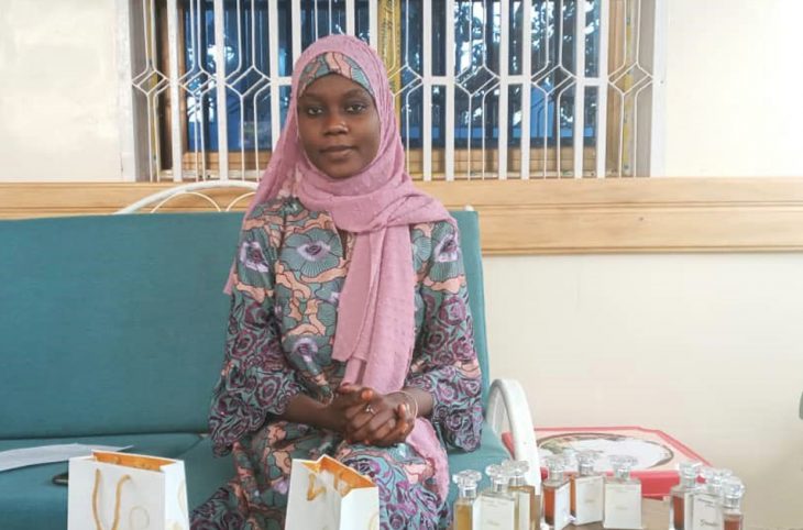 Balkissa Garba, jeune créatrice d’encens et de parfums traditionnels