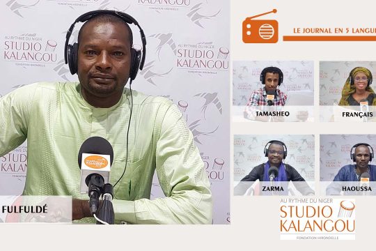 Les présentateurs des journaux sur le plateau du Studio Kalangou