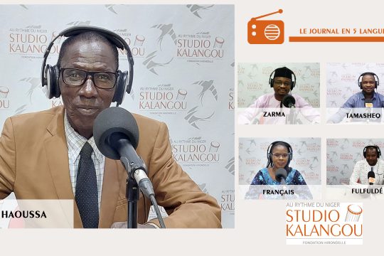 Les présentateurs des journaux sur le plateau du Studio Kalangou