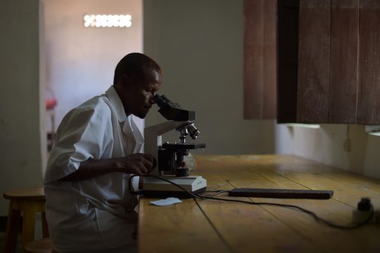 Un laborantin dans son laboratoire