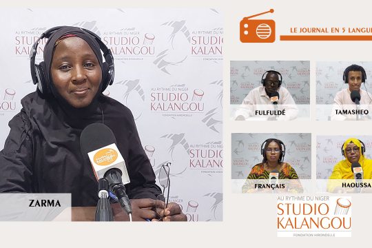 Les présentateurs des journaux sur le plateau du Studio Kalangou