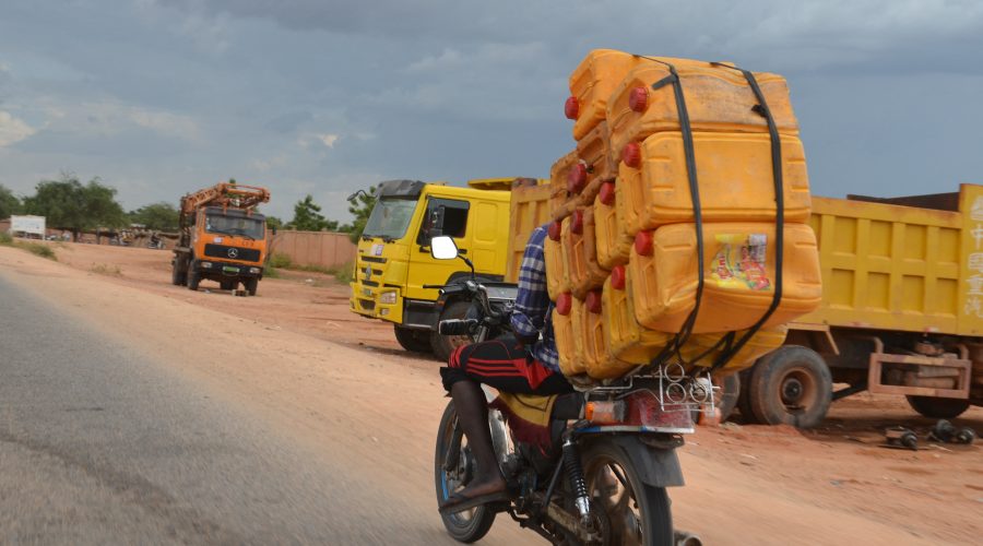 Feature image Un motocycliste transportant des bidons remplis d'essence passés en contrebande du Nigéria à la ville de Maradi - Crédit : BOUREIMA HAMA / AFP