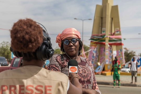 Une journaliste de Studio Kalangou lors d'une interview, Niamey, le 30 décembre 2020