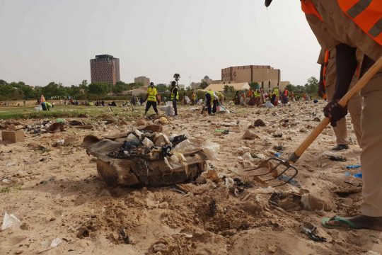 Nettoyage des berges du fleuve Niger, Niamey le 13 juin 2020.