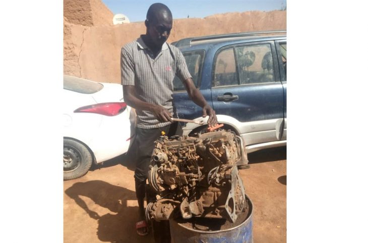 Ousseini, jeune migrant ayant renoncé au rêve européen pour la mécanique à Agadez