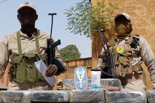 Deux policiers nigériens lors de la présentation d'une saisie de 214 kg de cocaïne à Niamey,