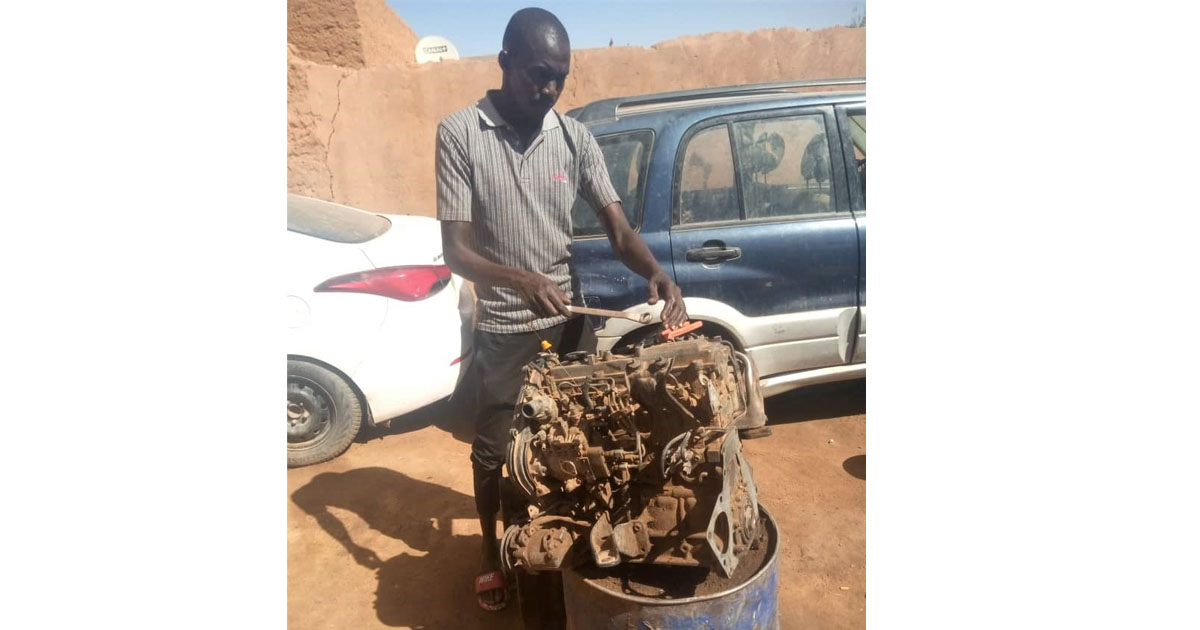 Portrait d’un jeune migrant qui a renoncé au rêve européen pour la mécanique à Agadez.