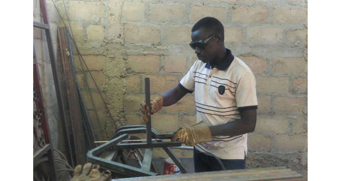 📸PORTRAIT – Mahaman Laminou, un jeune menuisier métallique de la ville de Zinder