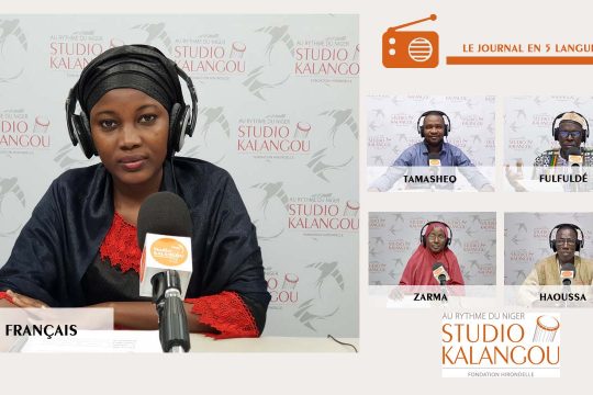 Les présentateurs des journaux sur le plateau du Studio Kalangou