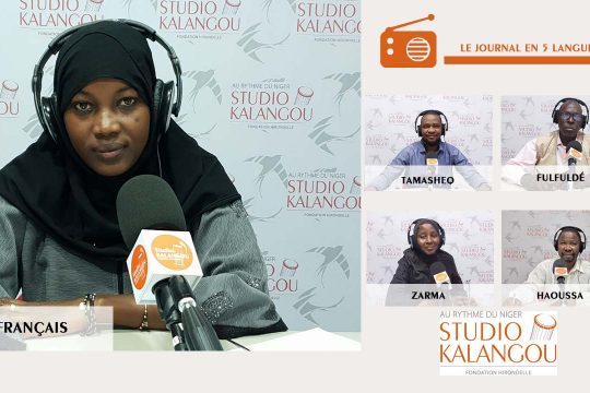 Les présentateurs des journaux sur le plateau du Studio Kalangou