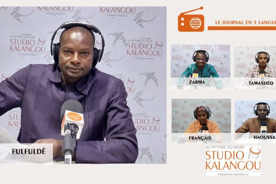 Les présentateurs des journaux sur le plateau du Studio Kalangou