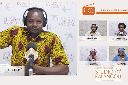 Les présentateurs des journaux sur le plateau du Studio Kalangou