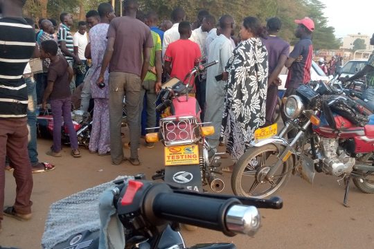 Une foule rassemblées autour d'un accident de la route