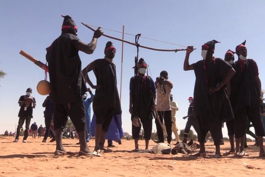 Des chasseurs traditionnels du Niger procède un culte de possession