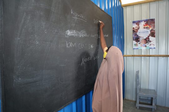 Une jeune fille interrogée au tableau