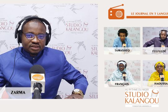 Les présentateurs des journaux sur le plateau du Studio Kalangou