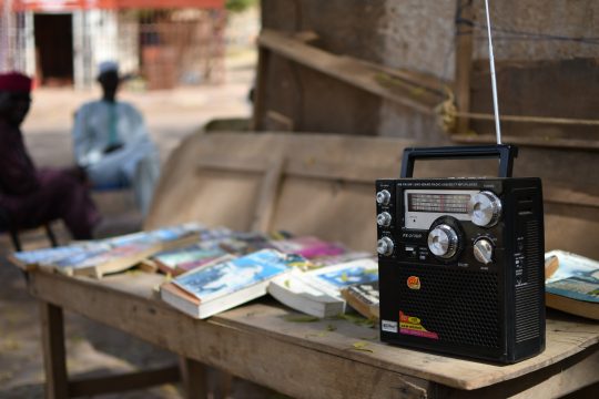 Un poste radio déposé sur une table