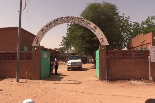 Un véhicule 4*4 sortant de l'hôpital de district de Filingué.