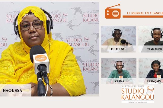 Les présentateurs des journaux sur le plateau du Studio Kalangou