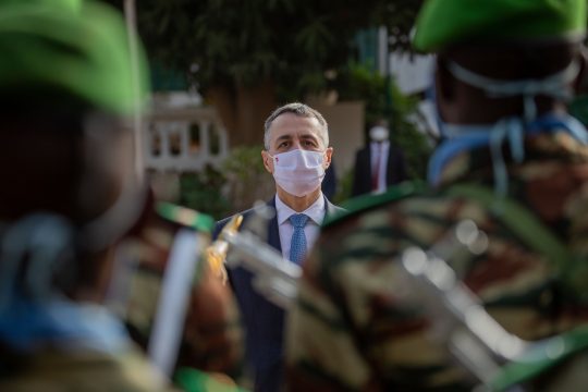 Le président de la confédération Suisse, Ignazio Cassis lors de la présentation d'armes au palais présidentiel du Niger, le 7 février 2022.