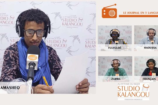 Les présentateurs des journaux sur le plateau du Studio Kalangou