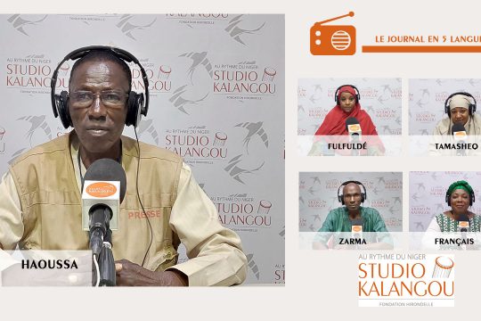 Les présentateurs des journaux sur le plateau du Studio Kalangou