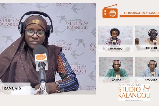 Les présentateurs des journaux sur le plateau du Studio Kalangou