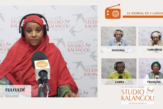 Les présentateurs des journaux sur le plateau du Studio Kalangou