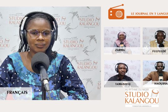 Les présentateurs des journaux sur le plateau du Studio Kalangou