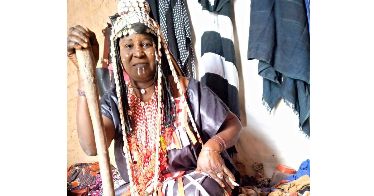 Marie Mary géomancienne de Zinder explique son travail