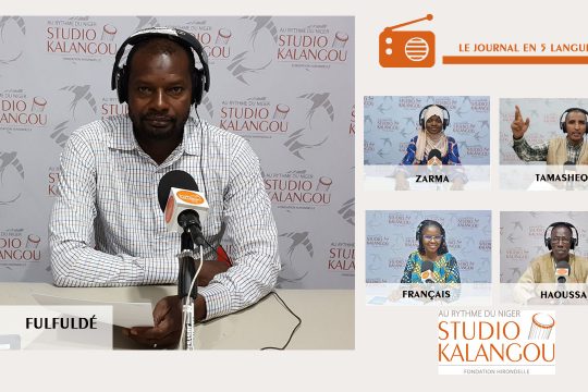 Les présentateurs des journaux sur le plateau du Studio Kalangou