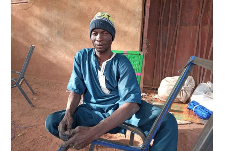 Seydou Abdou, jeune handicapé locomoteur de Gaya qui gagne sa vie avec l’artisanat