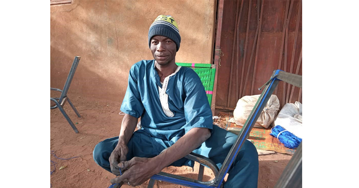 Seydou Abdou, jeune handicapé locomoteur de Gaya qui gagne sa vie avec l’artisanat